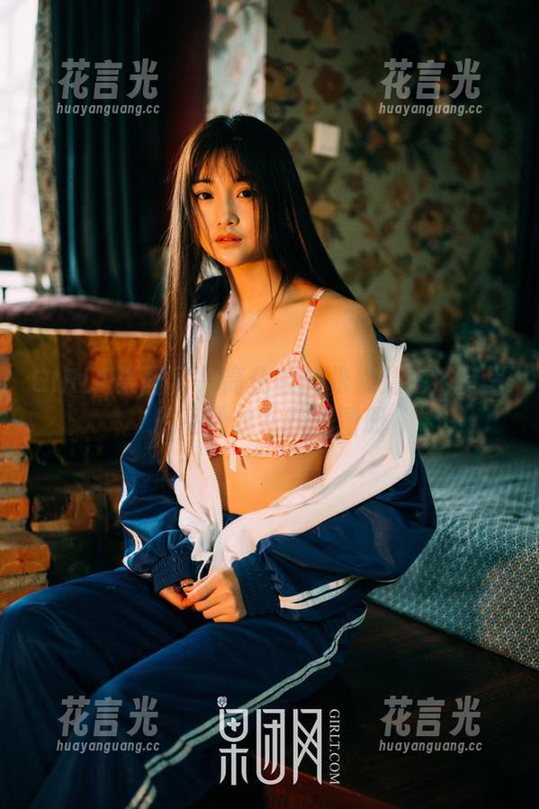 GIRLT果团网-松果儿 GIRLT果团网 - 高化妆的松果儿在浴室里的高清水花四溅图册