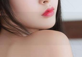 在看这组喵糖映画的半袖双马尾图片时，发现了一些意想不到的细节，分享出来吧。
