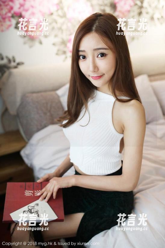 MyGirl美媛馆-李李七七喜喜 MyGirl美媛馆 - 教室里的李李七七喜喜:看这桌子是不是有点歪,原图和壁纸都快成传说了。