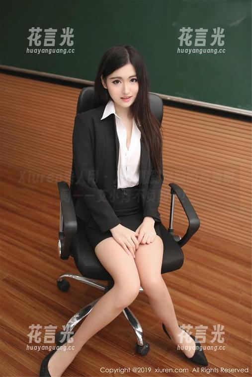 Xiuren秀人网 - 从校服到嗨翻的高清瞬间——艾小青不负期待！