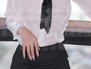 YouMi尤蜜荟 - 一袭红裙，尤妮丝Egg的写真集分享。在那里，我竟然找到了‘应该’的姿势！