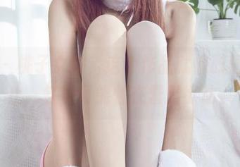 丽柜 - 桃子女孩，这个作品就像时间的静止，各种可能性在蠢蠢欲动。