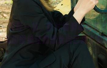 丽柜 - 轻轻一站，整片墙都动起来了，迪娅的美脚壁纸让我想给自己换个视角。