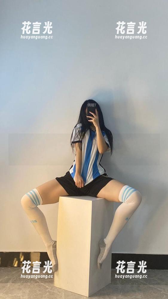 微密圈 - 俏妞t的私拍之旅，灰丝仿佛在低语