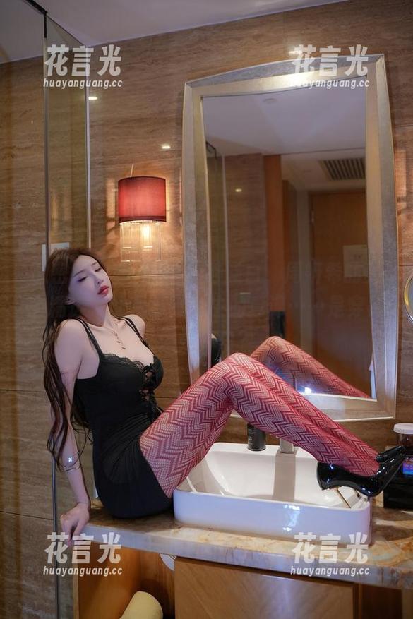周妍希 微密圈 - 魔鬼黑VS诱惑白,周妍希的美图精选,让我思考人生的真谛……是穿黑还是穿白?