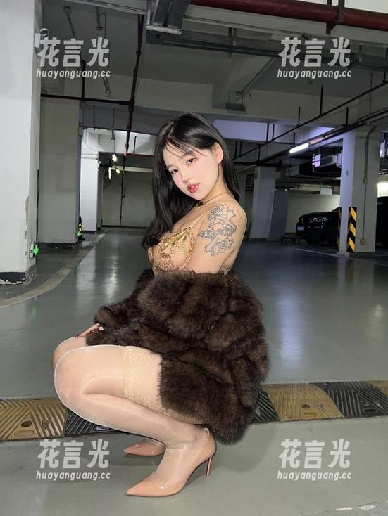 小u优优子 微密圈 - 原图中的小u优优子,居然跟圣诞树有一拼,真是为这季节加分啊!