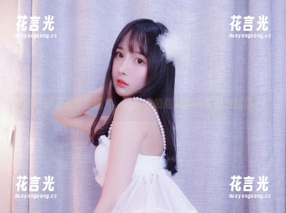 这一波无圣光的图片，让小小奶瓶儿的吊带魅力翻倍。