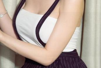尤果网 - 佟蔓更新了一组图片，揭露了她的可爱气场，妆容、姿态都在挑逗我的审美神经。