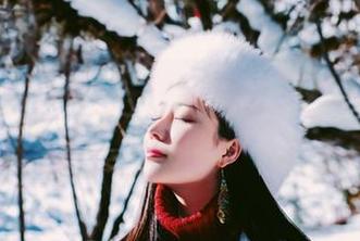 更新得挺频繁，年年Nnian的如梦令，图片还是那个样，不过姿态总给人新鲜感。