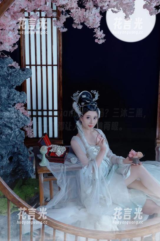 年年Nnian 你要看年年Nnian的写真吗?三沐三熏,每一瞥都让人想再瞧两眼。
