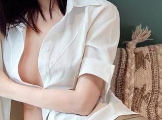 年年Nnian又为我们呈现她的私拍，主题竟然是“圣墟”，我开始思考：难道这里有灵魂出没？