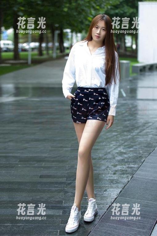 推女郎 - 翻转王依萌的美脚写真，多少细节都藏在了那一抹光泽里？