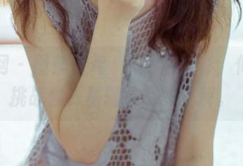 果团网 - 图集：龚玥菲的白衬衫，似乎在挑战你对基础单品的理解。