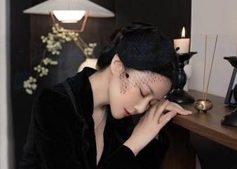 秀人网 - 这组黑筒袜不就是“爱她就像爱丝袜”嘛，潘琳琳ber的美图分享真心太赞！