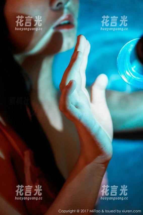 蜜桃社 - 更新！冰露白衬衫，今天的美图又给我带来了无限的遐想。