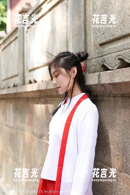 蜜桃社-萌美Moemi 蜜桃社 - 打卡萌美Moemi的连衣裙——图库独家高清,怎能不被这色彩和造型迷住?