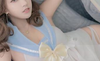 在图库里闲逛，过期米线线喵的制服，好像在讲个你我都懂的悄悄话。