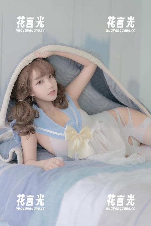 在图库里闲逛，过期米线线喵的制服，好像在讲个你我都懂的悄悄话。