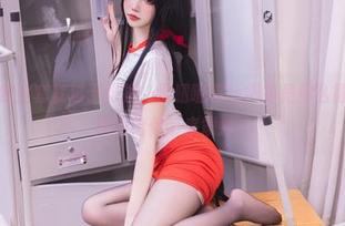 别以为豹纹全套就过于张扬，雪晴嘟嘟玩得却是那么得心应手，原图给你带来震撼。