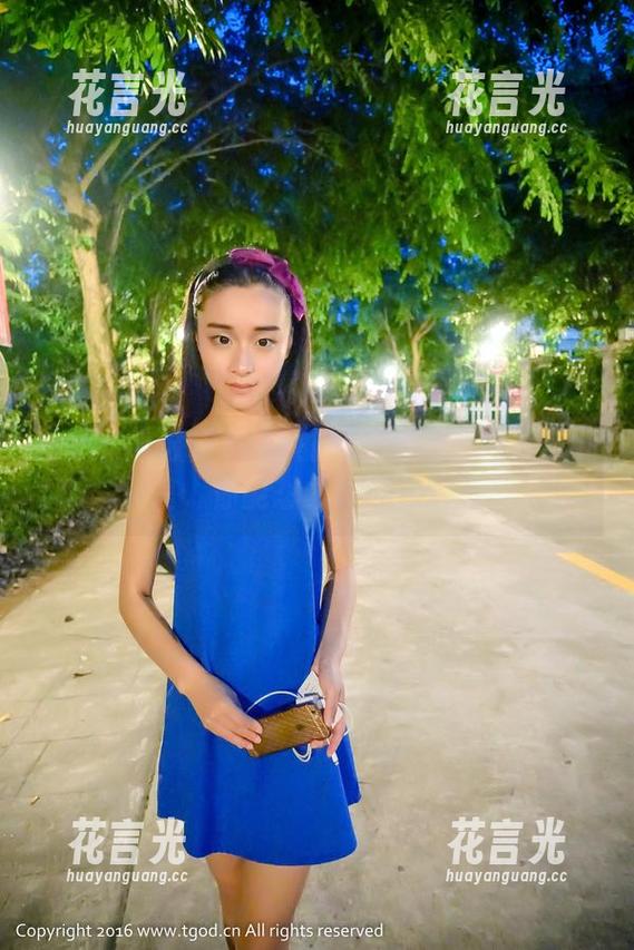 青豆客 - 晓艾fafa的制服写真：从书籍到教室，你能想象的场景都有！