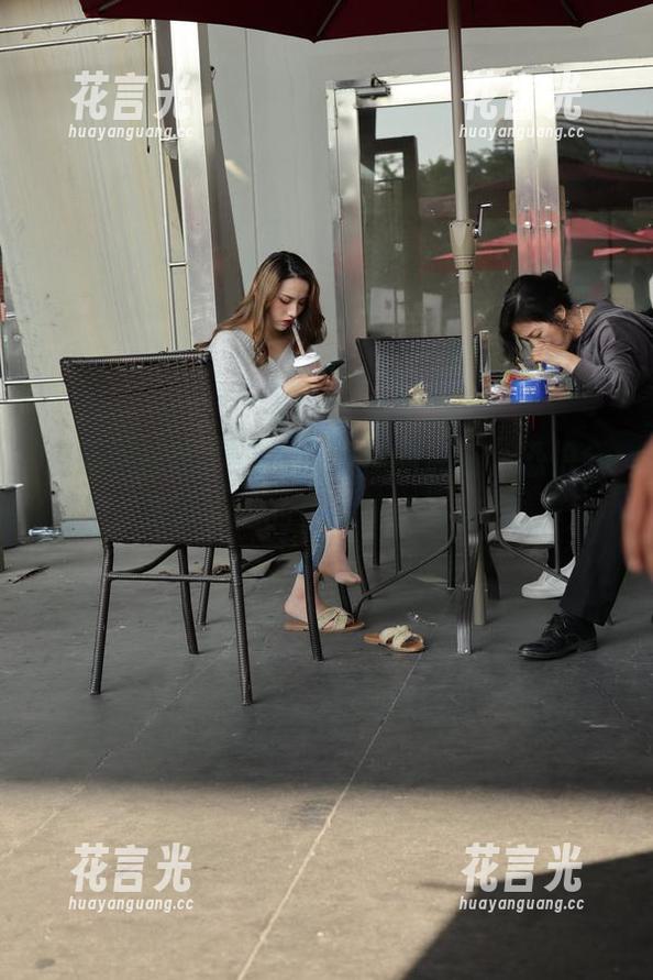 魔镜街拍合集：你那眼神的流连，恐怕全是因为她的包臀裙和美态吧