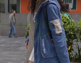 魔镜街拍：天桥上的美女，原图和你一样“自然”