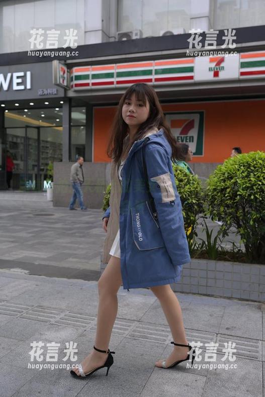 魔镜街拍 魔镜街拍:天桥上的美女,原图和你一样“自然”