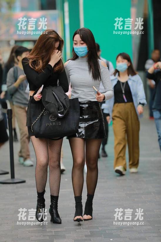 魔镜街拍：黑色连衣裙能有多撩？小姐姐的写真让人无从拒绝，资源快点收藏。